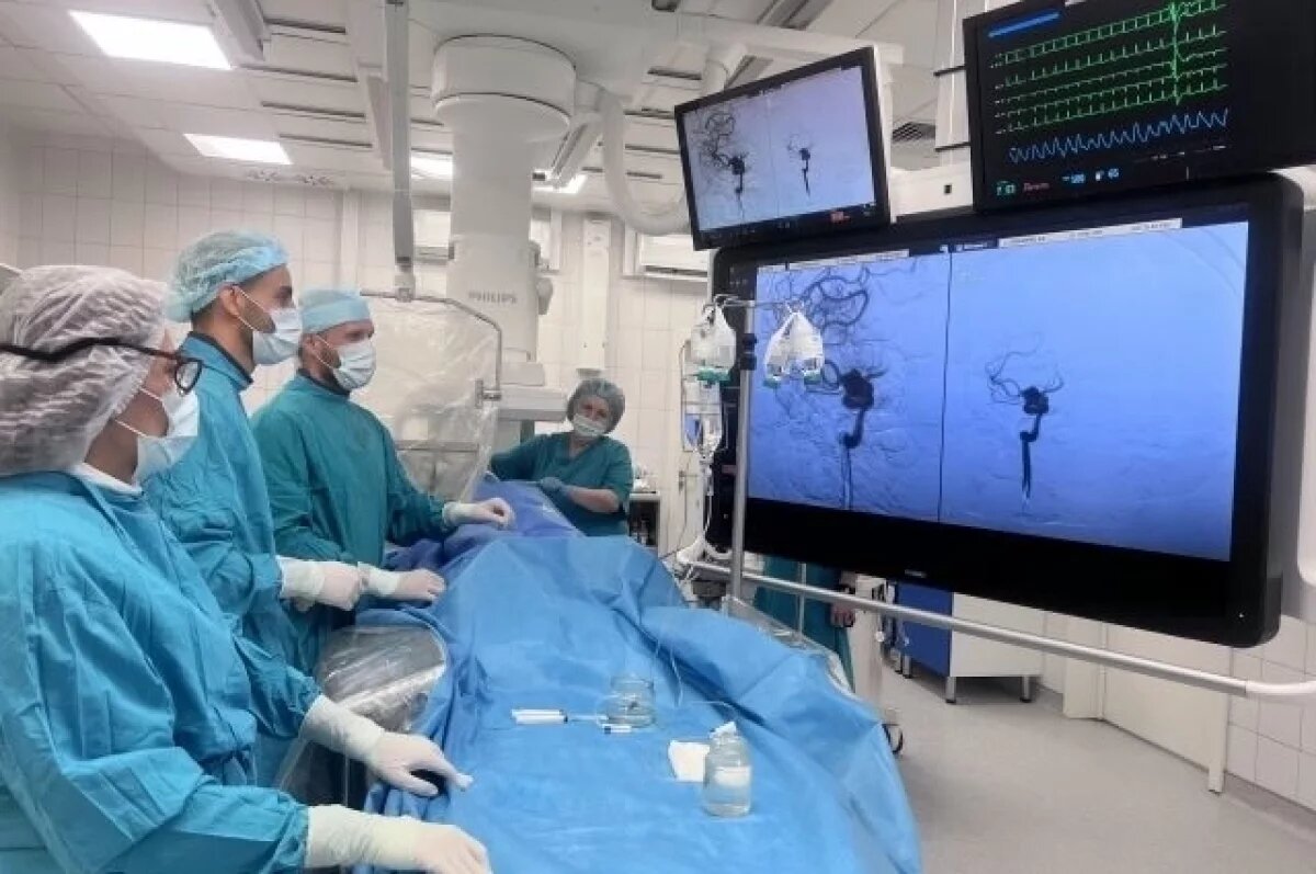    На Кубани впервые провели уникальную операцию пациентке с аневризмой