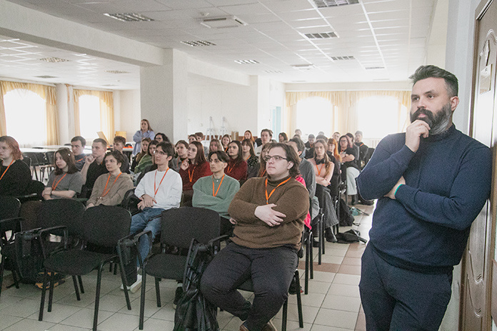    Для участников Городского молодежного архитектурно-дизайнерского фестиваля «Арх-реализация» проводится обучающий модуль, во время которого профессиональные архитекторы и дизайнеры делятся опытом с начинающими специалистами. Фото: Михаил Периков