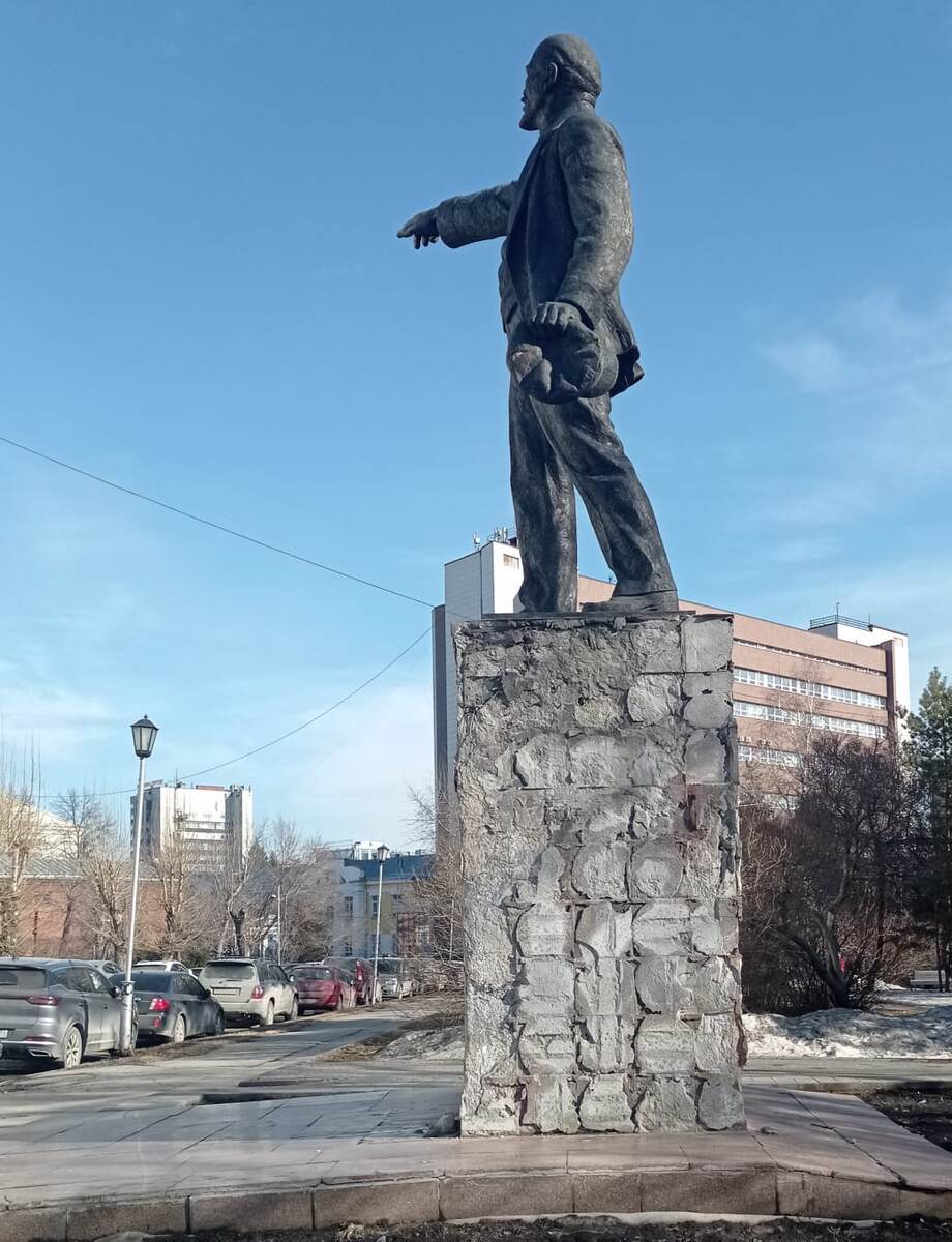 Постамент, видимо, собиарются реставрировать 