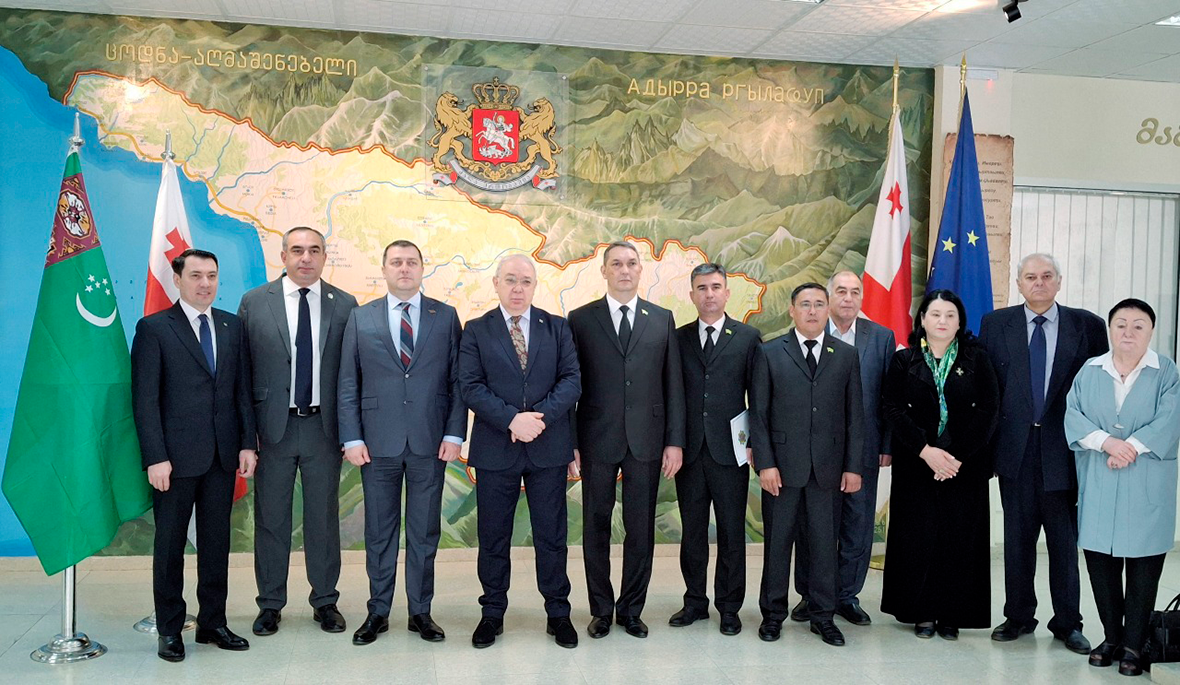 Круглый стол, посвященный 30-летию постоянного нейтралитета Туркменистана и Международному году мира и доверия, 24 апреля, 2025 г., Сухуми, Грузия (Фото: Посольство Туркменистана в Грузии)