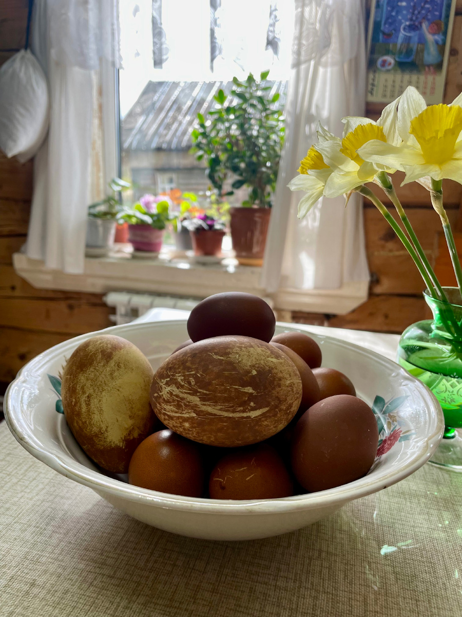 Крашеные луковой шелухой в соленом растворе. 