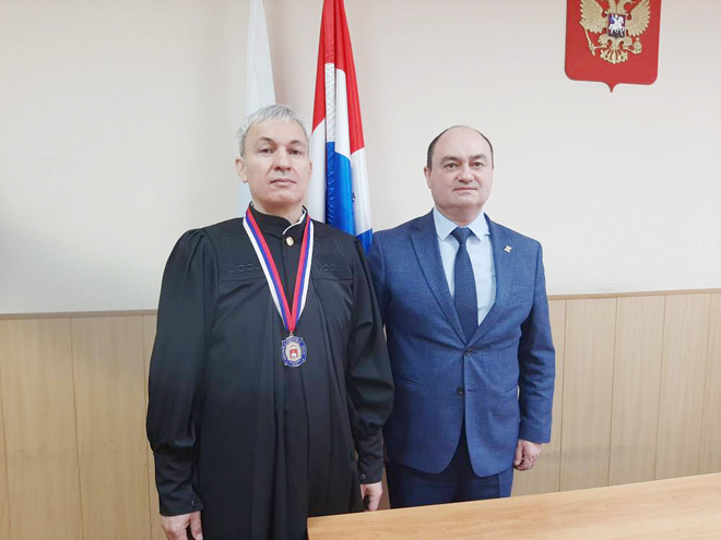 Мировой судья Вадим Кудашов (слева) и председатель городского суда Лев Оборин