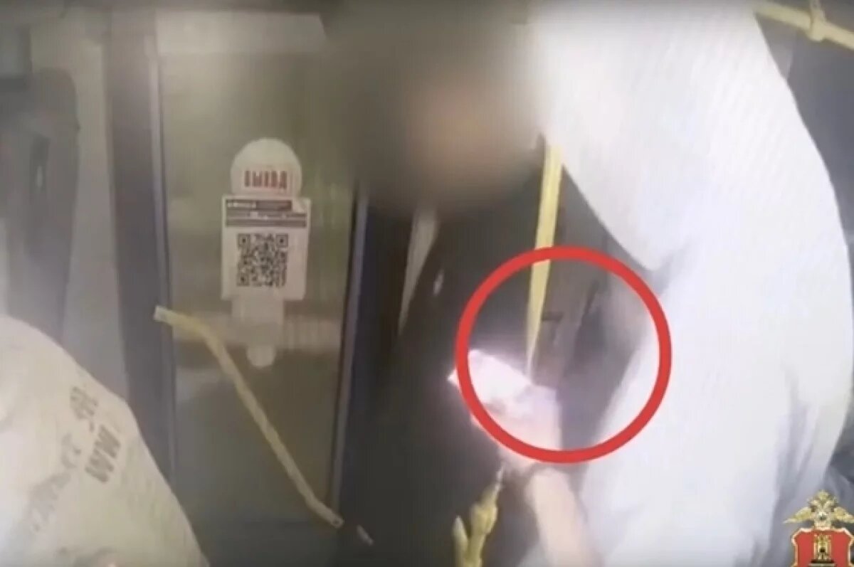    В Тверской области 19-летний парень вытащил телефон у пассажира автобуса