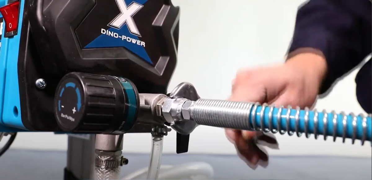 Используйте ключ из комплекта, чтобы дотянуть соединения