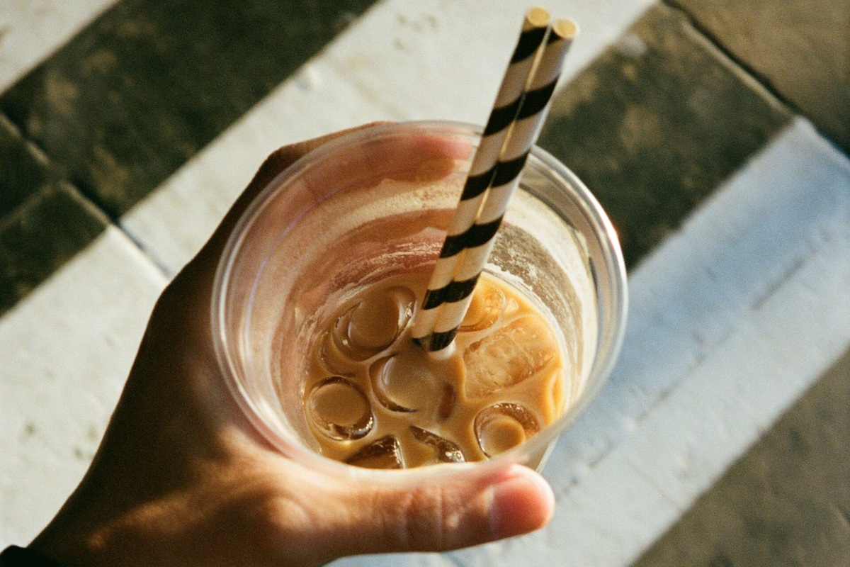     Сезон айс-латте начался, а полезно ли вообще пить холодный кофе? Спойлер: еще как!