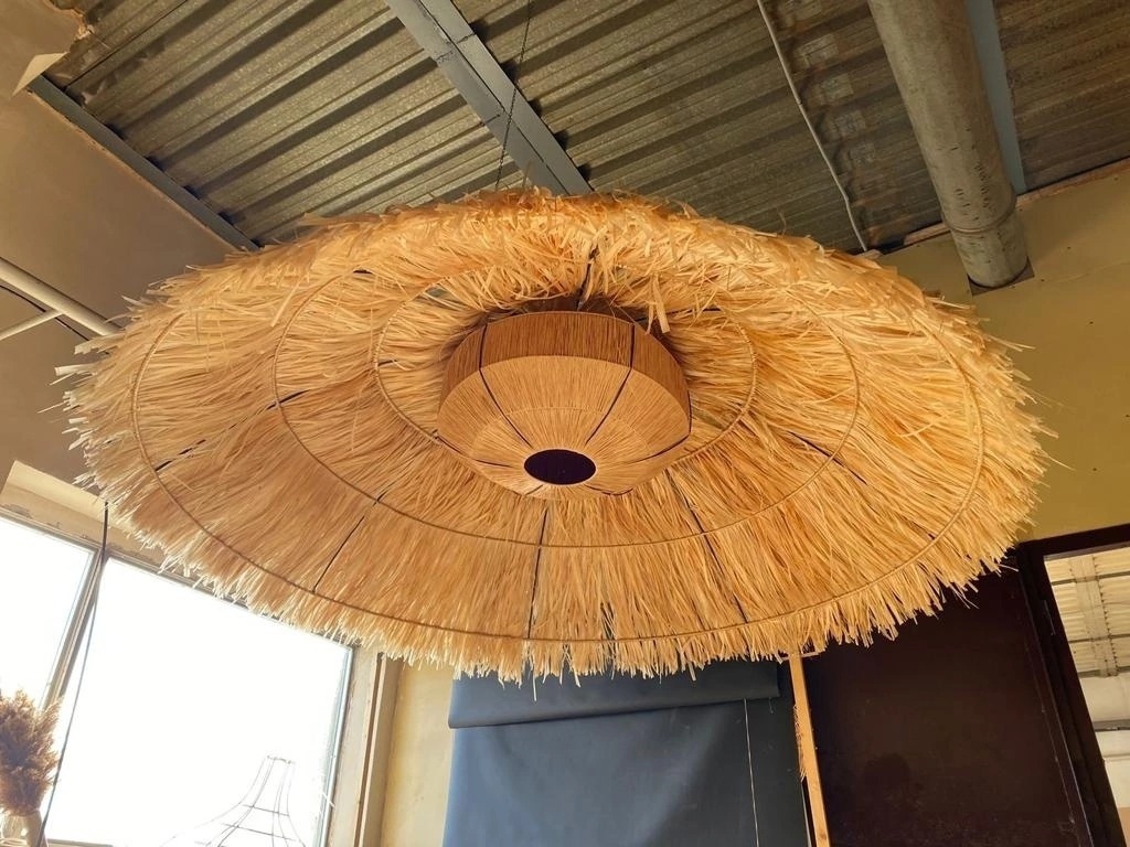 Люстра плетеная для компании WE LODGE — это первый в России лодж-отель в стиле сафари, расположенный на 2,5 гектарах хвойного леса на берегу Медного озера.