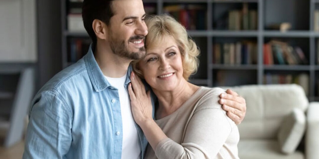 "В твоём возрасте люди молятся, а не целуются." В 61 влюбилась в молодого мужчину. Родные осуждают.