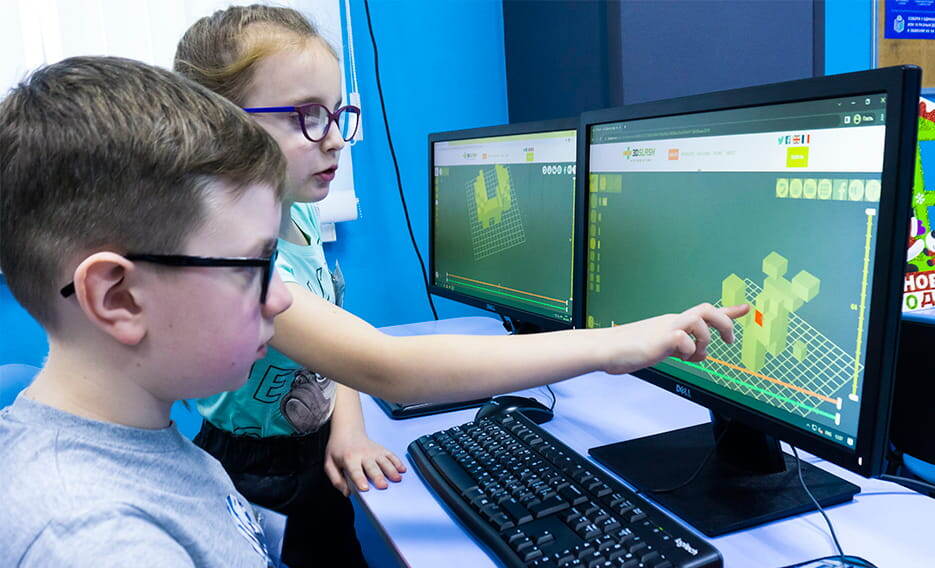 Юные студенты Компьютерной Академии РУБИКОН на занятиях по 3D-моделированию