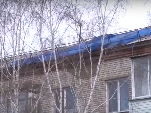     Дождь промочил потолки и стены в лесосибирской пятиэтажке