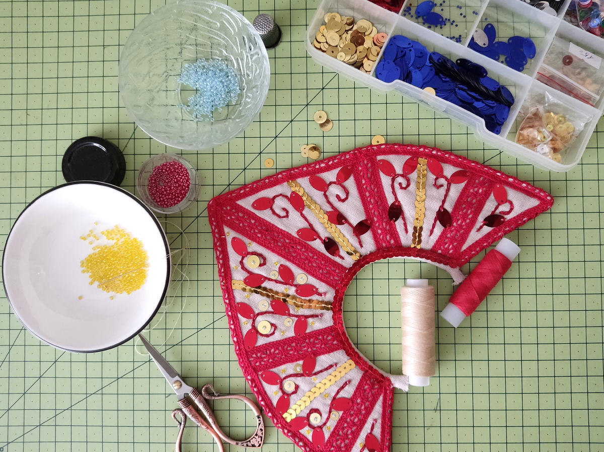 кокошник, от которого меня отвлекли)))