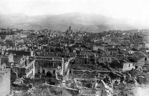 Панорама армянского квартала города Шуши, превращенного в развалины после резни и разрушения// http://www.genocide-museum.am/