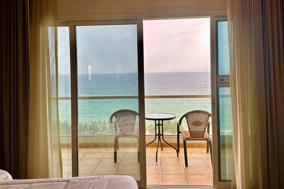 Такой sea view нам дали вместо "стандартного номера" в прошлой поездке в Дубай. В этой статье я не обрезаю фото в 9:16, поскольку они должны быть ВЫСОКИМИ