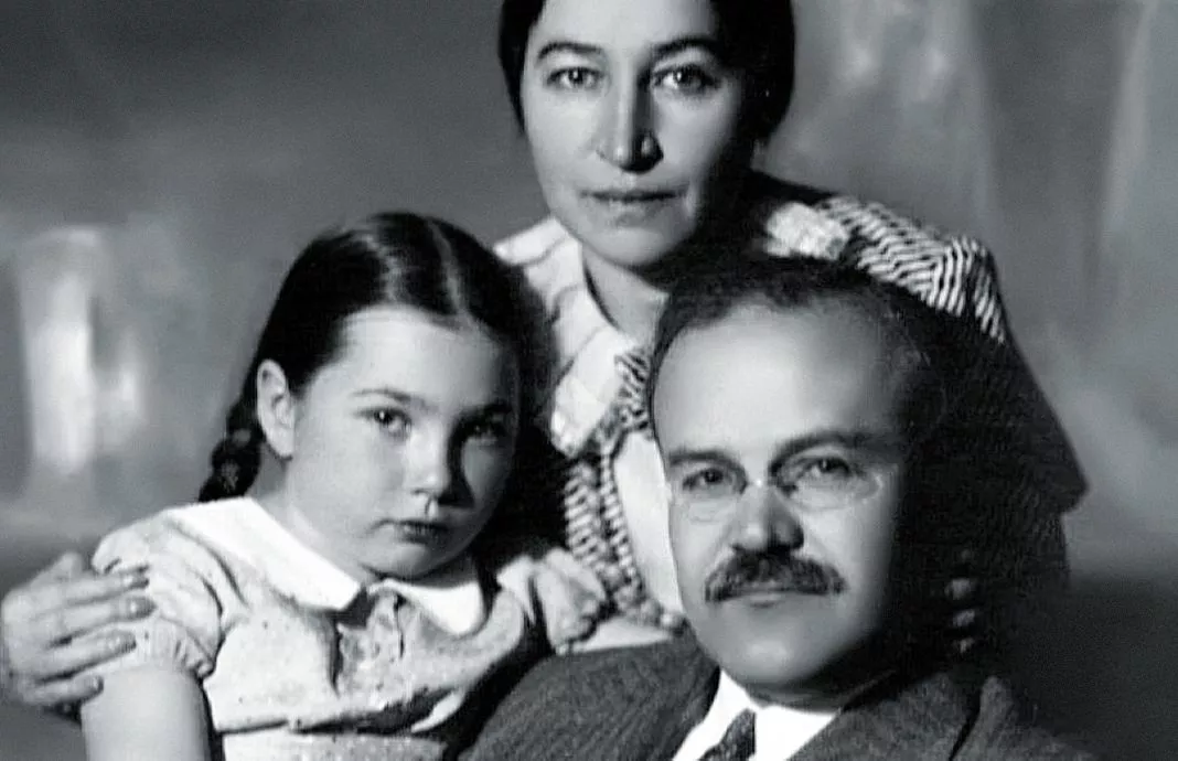 Жемчужина с дочерью и мужем