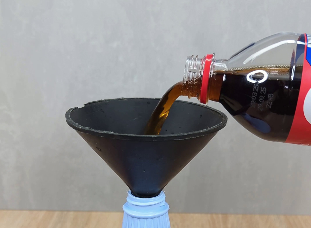 Кока-колу наливают в воронку