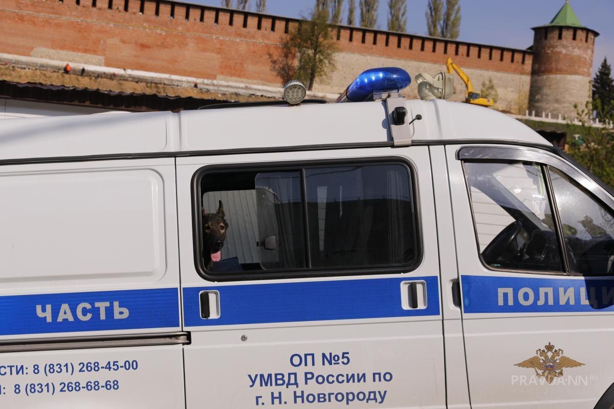    На место происшествия прибыли спецслужбы и кинолог с собакой