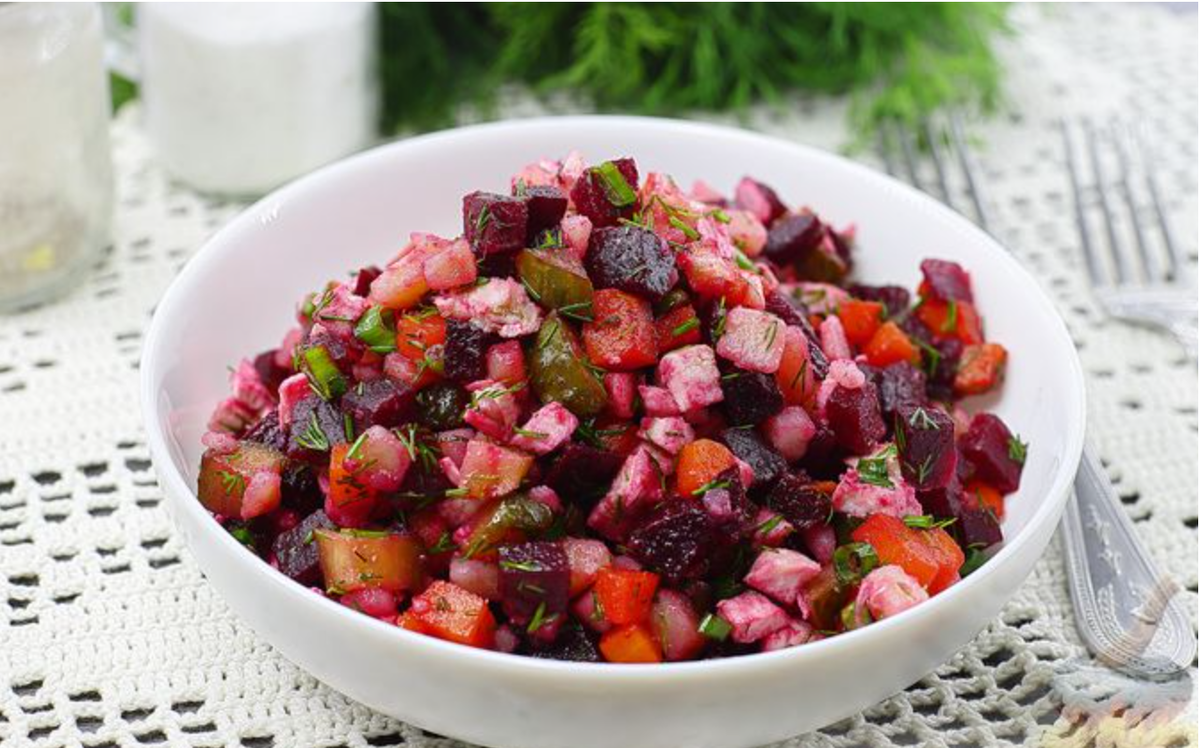 Привет, друзья! Сегодня приготовим настоящий винегрет — тот самый, с яркой свёклой, солёными огурцами и ароматным подсолнечным маслом. Этот салат был неизменным спутником праздничных застолий и будничных обедов. Просто, доступно и вкусно! Готовим на 4 порции.