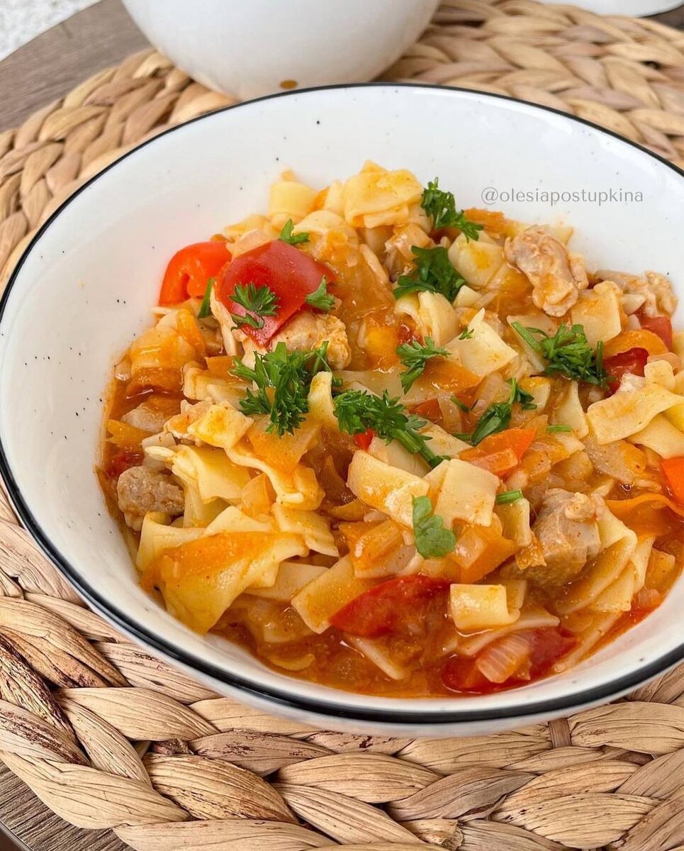 ⠀
Выход 3 порции/ 790г.
⠀
КБЖУ на порцию: 259/27,7/5,7/24,3.
КБЖУ на 100г: 99/10,5/2,2/9,2.
⠀
Ингредиенты:
- 60г лапши
- 300г куриного филе или филе индейки
- 130г помидор
- 100г болгарского перца
- 100г моркови
- 100г лука
- 30г томатной пасты/или кетчупа, если вам все кисло с томатной пастой
- 10г подсолнечного масла
- соль, перец, зелень -  по вкусу
- 250г воды.

Приготовление:
1. Нарезать куриное филе средними кусочками. Обжарить в сковороде на масле 7-10 минут на небольшом огне.
2. Морковь и лук нарезать кубиком и добавить к филе, обжаривать 5 минут.
3. Налить 250г воды в чашку. Нарезать помидор и перец кубиком, добавить к филе, посолить и тушить под крышкой, подливая немного воды при необходимости.
4. Пока тушатся овощи, вскипятить воду и отварить лапшу по инструкции на упаковке, примерно 5-7 минут. Откинуть на дуршлаг, промыть и вернуть в кастрюлю.
5. К курице с овощами долить оставшуюся воду, добавить перец, томатную пасту, прогрейте.
6. В глубокие тарелки выложить лапшу, сверху подливу с курицей и овощами. Посыпать зеленью и подавать к столу.
⠀
Приятного аппетита!!!
⠀