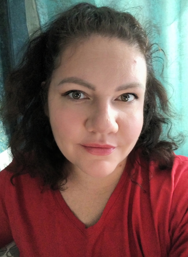 Кстати забыла про пункт - стала улыбаться на фото. Не стесняться щек, а показывать довольное выражение лица. А то раньше делала селфи серьезное как надзиратель в бегстве за визуально худым лицом))))