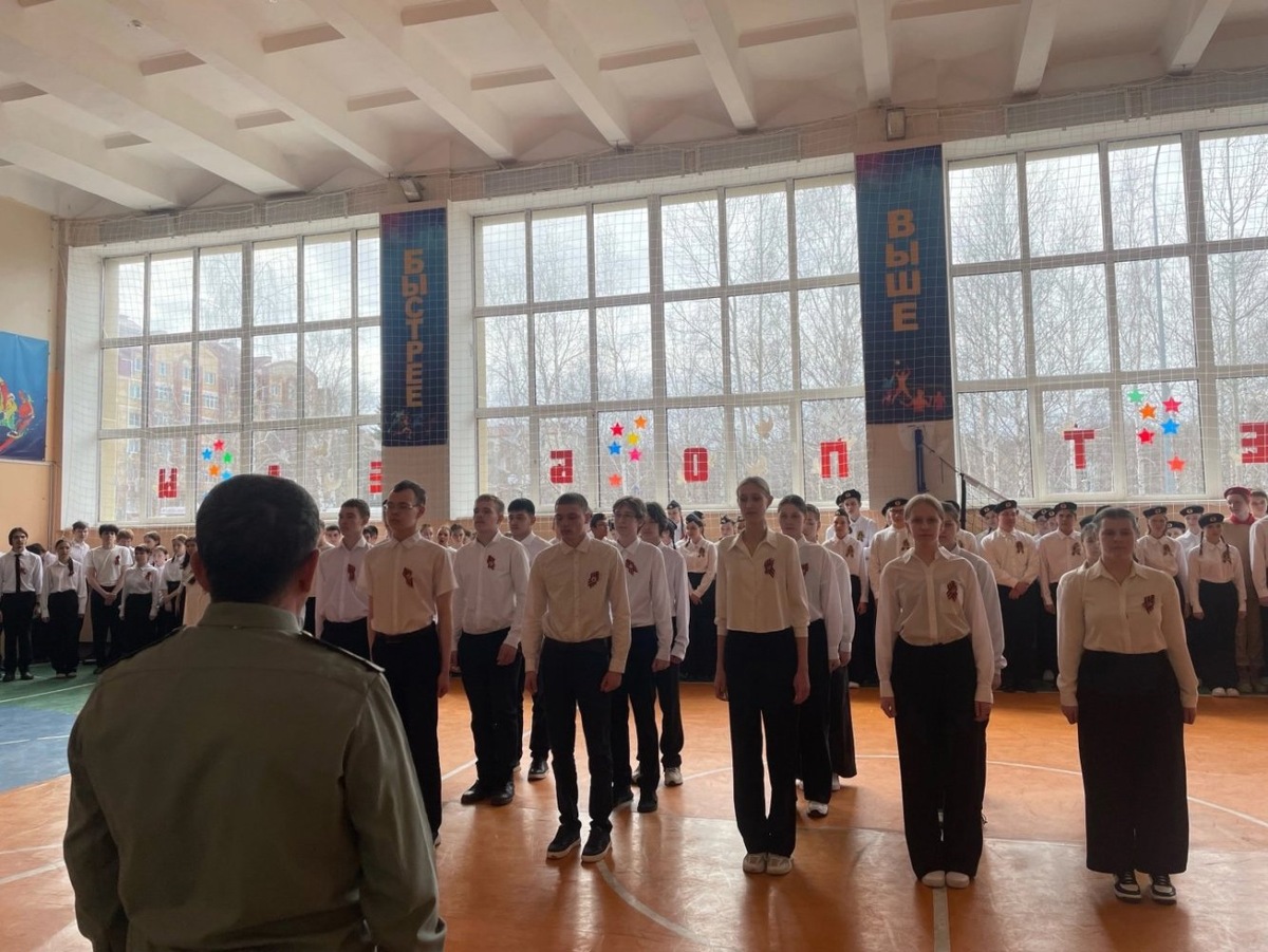    Смотр строя и песни, посвящённый 80-летию Победы, прошёл в школе № 3 Ханты-Мансийска