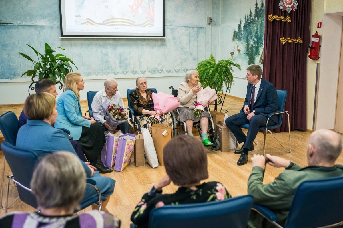    Замгубернатора и директор департамента Югры поздравили с 80-летием Победы героев тыла в Шапше