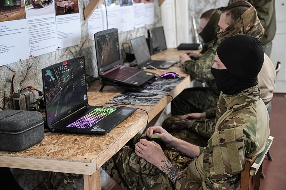    Лучший вариант, это когда русские штурмовики подошли вплотную к позициям ВСУ и предложили сложить оружие и поднять руки. Это реальный шанс выжить — просто не стрелять и показать готовность к сдаче в плен.