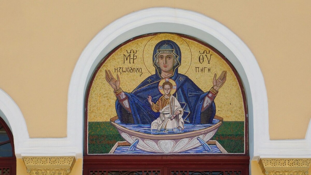    Мозаика над входом в церковь иконы «Живоносный Источник» в Пирее, Греция. Фото: «Живоносный источник»/Shutterstock/Fotodom