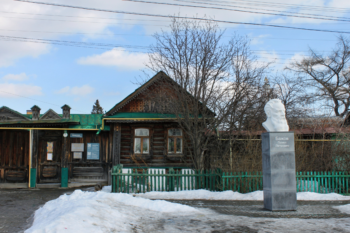 Фото автора. Дом-музей Паши Бажова в Сысерти. В 2022 году перед музеем был установлен Бюст Бажова, создание монумента приурочили к 143-летию со дня рождения писателя.