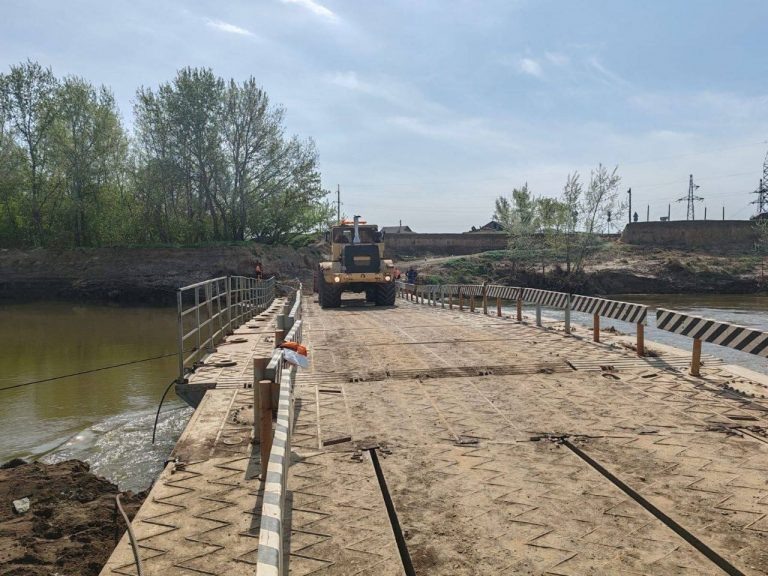    В Соль-Илецком округе открыли движение по понтонному мосту через реку Илек Оренбуржье