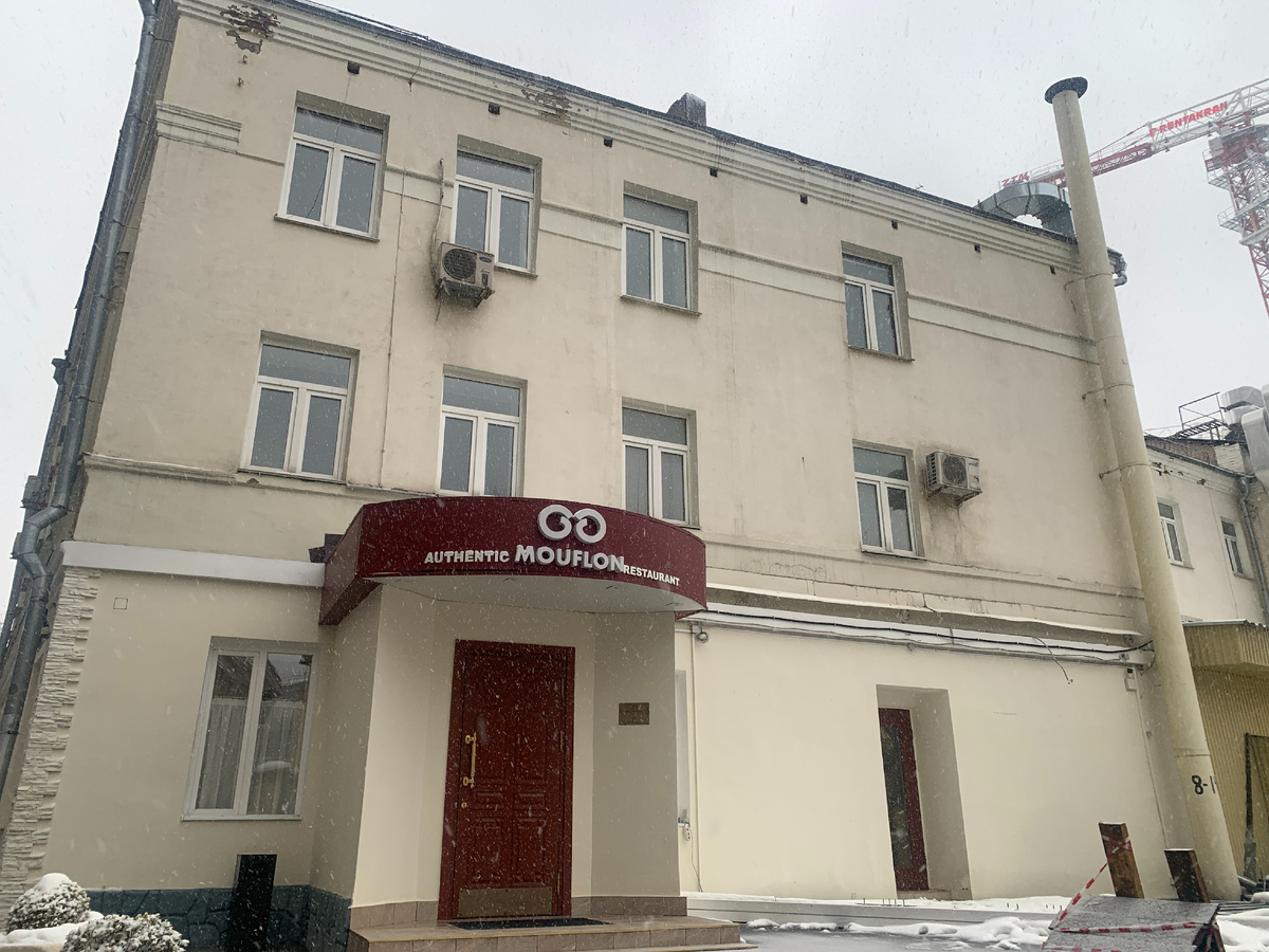 Вход в ресторан "Mouflon"