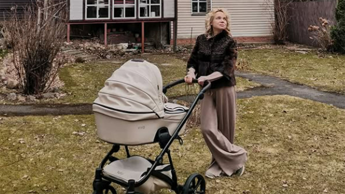 Виталина Цымбалюк-Романовская на прогулке с дочкой. Фото: соцсети Виталины Цымбалюк-Романовской