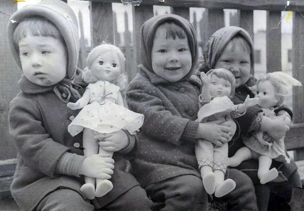 Источник фото: https://udmirspb.ru/vremya-v-kartinkah/sovetskie-deti-s-kuklami.php