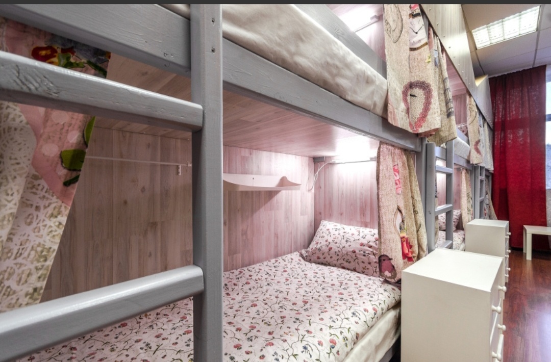 Пример подобного номера. Вот только прикроватных тумбочек у нас нет.