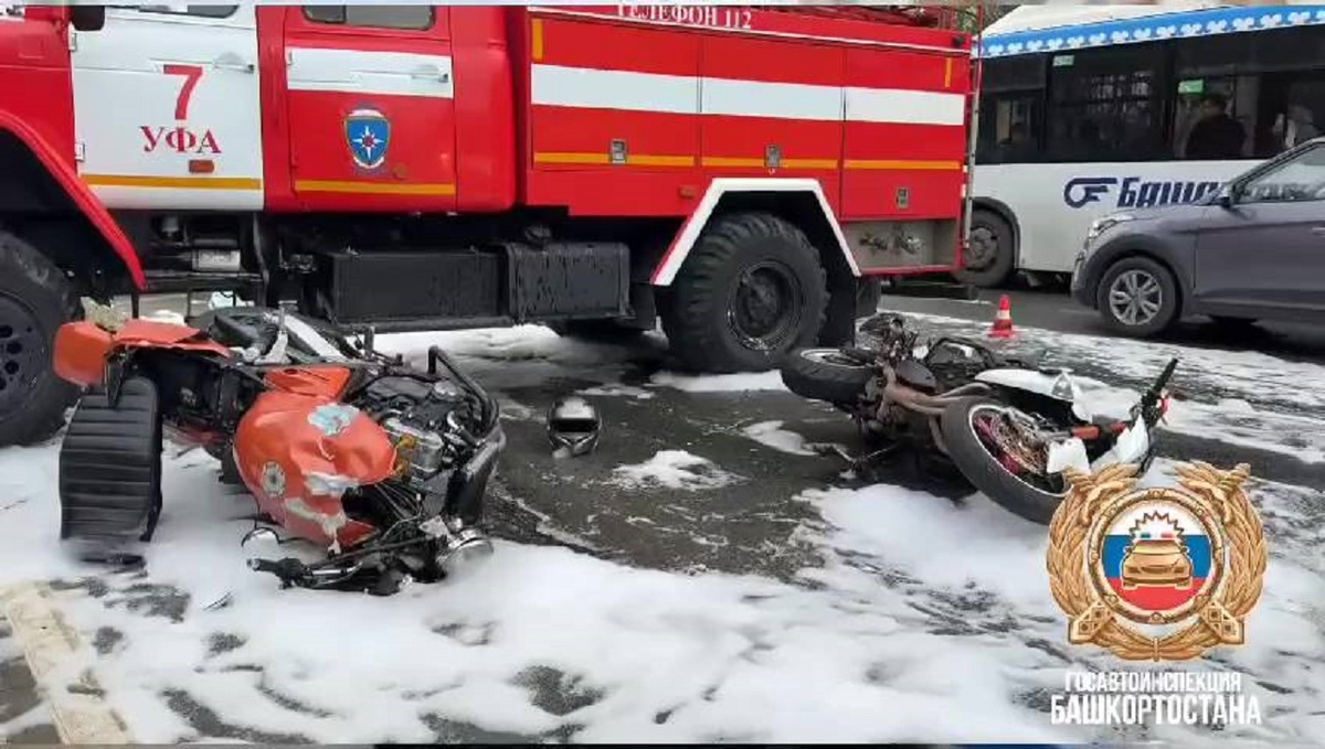    Два мотоциклиста столкнулись с пожарной машиной в Уфе: один из них погиб
