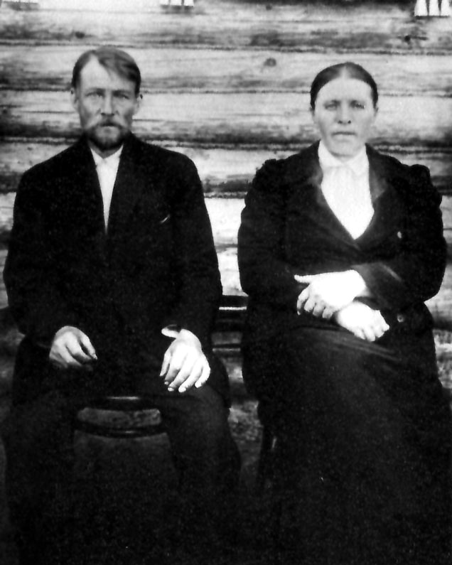 Родители Есенина. Александр Никитич Есенин (1873-1931) и Татьяна Федоровна Есенина (Титова) (1865-1955). Источник: http://esenin-lit.ru/esenin/family.htm