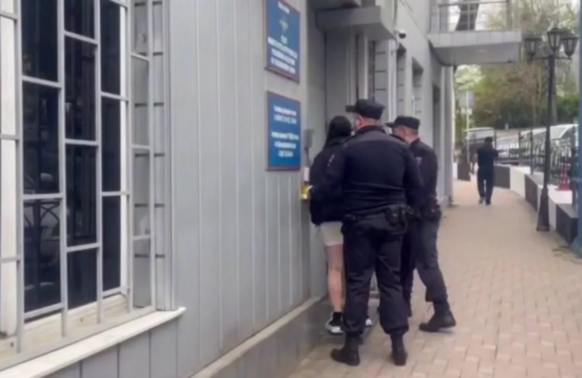    В Туапсе установили личность осквернившей Вечный огонь девушки