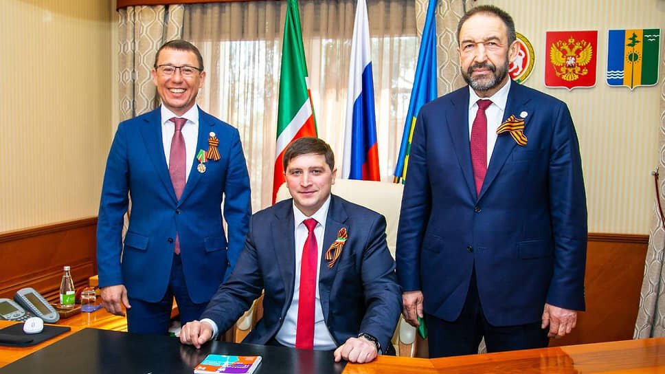 Слева направо: бывший глава Нижнекамского района Рамиль Муллин, и.о. главы Нижнекамского района Радмир Беляев, премьер-министр Татарстана Алексей Песошин.📷Фото: Telegram-канал @ramilmullin