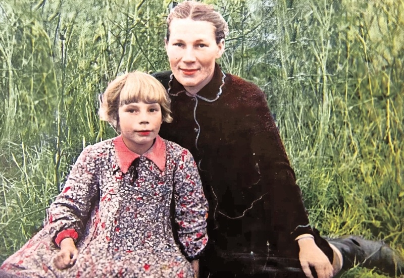 Маленькая Галя с мамой