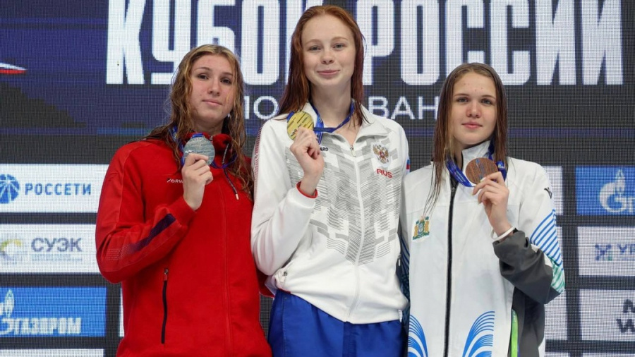 Чемпионка Алина Гайфутдинова (на фото в центре)