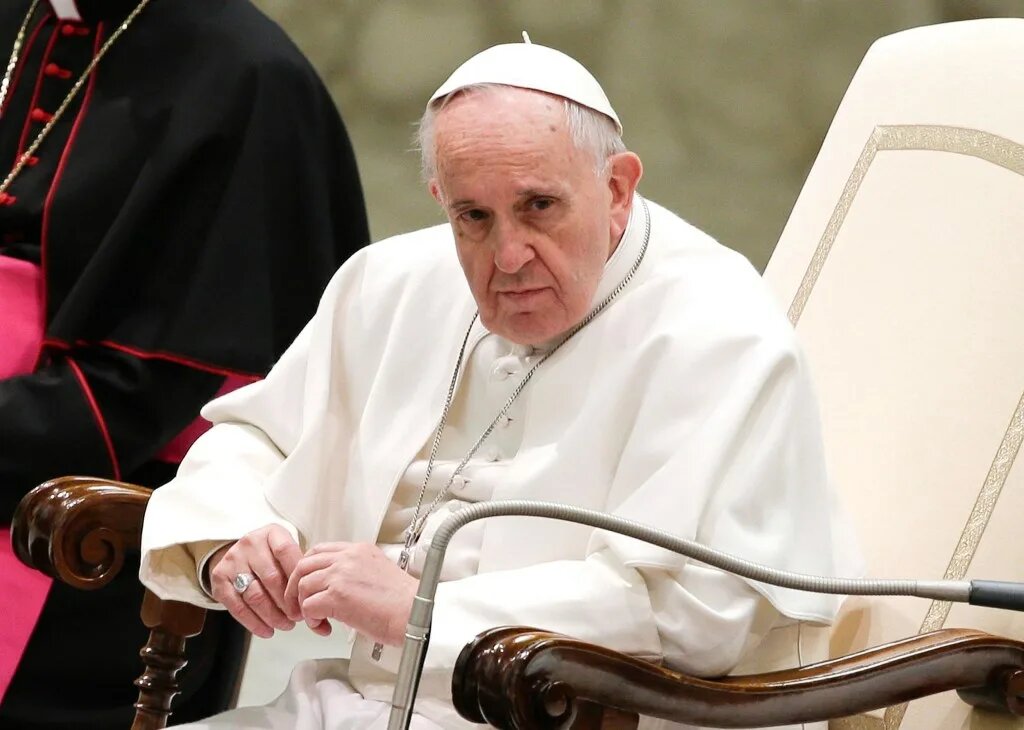 Официальный титул звучит так: Епископ Рима, викарий Христа, преемник князя апостолов, верховный первосвященник Вселенской церкви, Великий понтифик, Примас Италии, архиепископ и митрополит Римской провинции, суверен государства-города Ватикан, раб рабов Божьих.