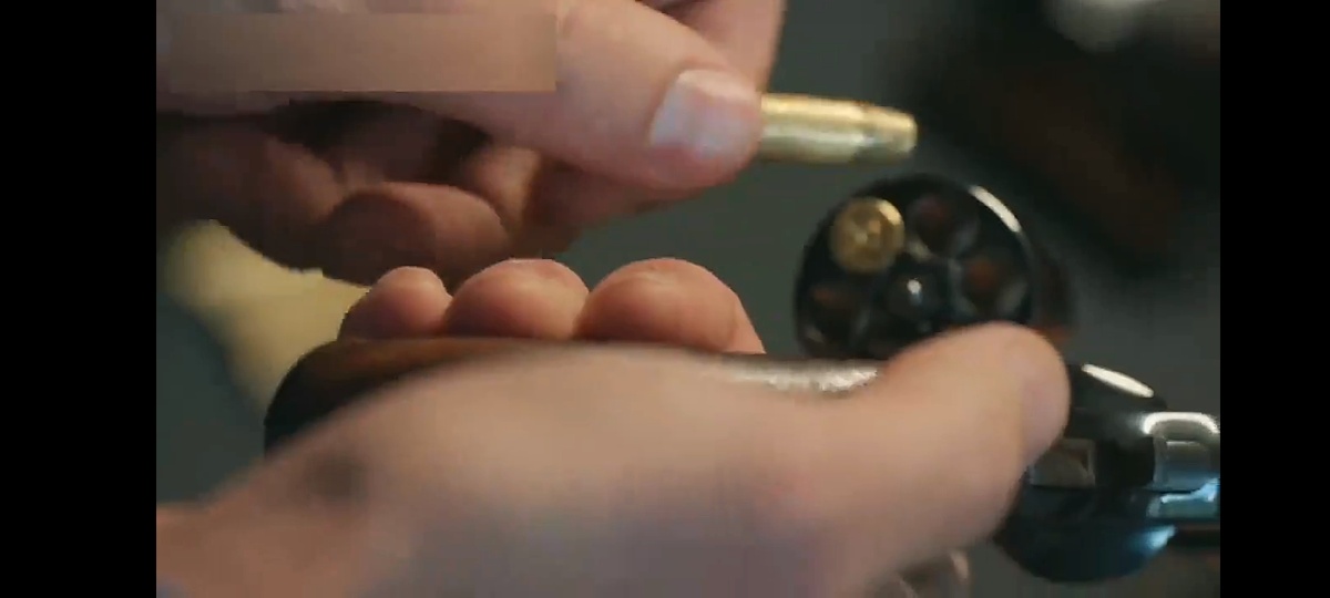 Туфан заряжает револьвер.