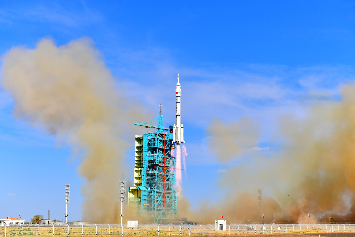 Космический корабль «Шэньчжоу-XX» с экипажем на борту ракеты-носителя «Чанчжэн-2F» стартует с космодрома Цзюцюань в пустыне Гоби на северо-западе Китая 24 апреля 2025 года. [Фото Ван Цзянбо/предоставлено chinadaily.com.cn]