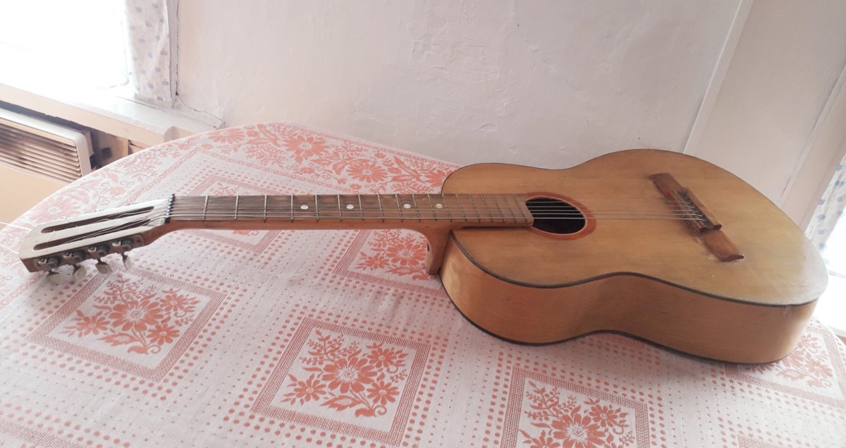 Гитара. инв. № 192. Комната № 3 Мемориального музея Александра Вампилова.