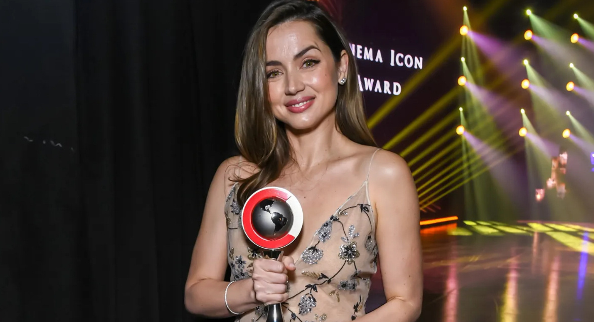 Ана де Армас, получившая награду "Звезда боевиков года", на церемонии вручения премии CinemaCon "Big Screen Achievement Awards", организованной компанией Coca-Cola, в кинотеатре Colosseum at Caesars Palace в Лас-Вегасе 3 апреля 2025 года.