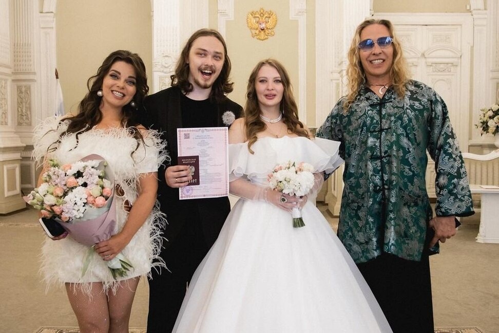 Наташа Королева с сыном, невесткой и мужем