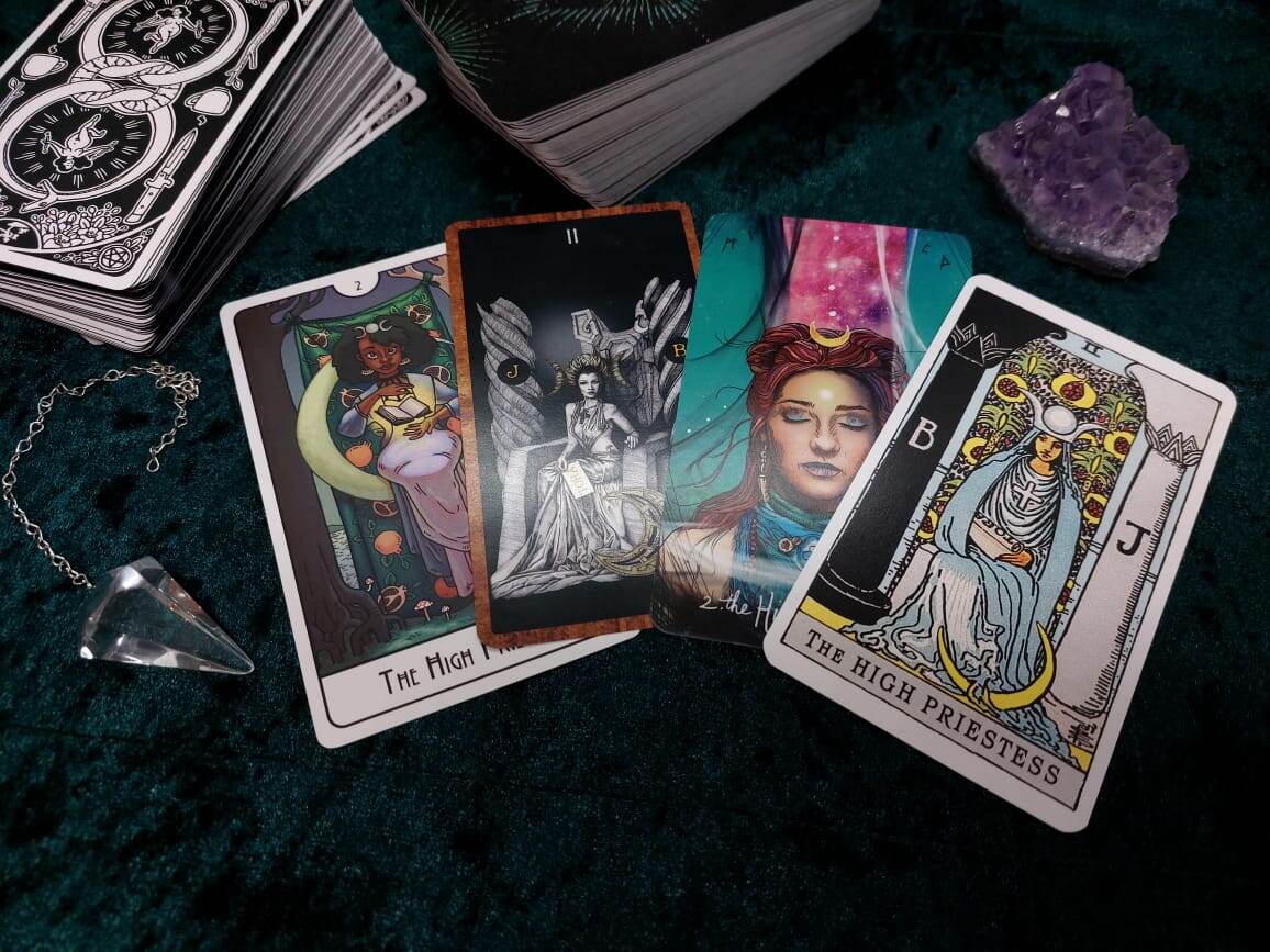 «Каждая колода Таро в некотором роде является отражением личности своего владельца. Поэтому при выборе карт попытайтесь прислушаться к своему «Я»» — советуют опытные тарологи.