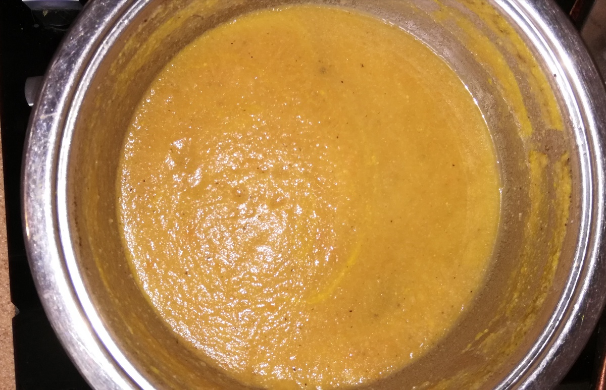 В состав супа входят: 1 крупная луковица, 1 крупная морковь, 3 средних картошки, 1 стебель сельдерея, 300 г цветной капусты, пряности: базилик, итальянские травы, молотый черный перец.