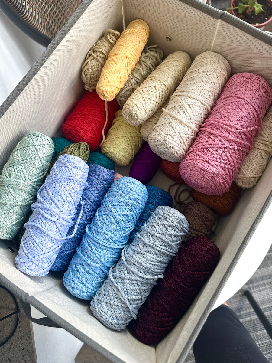 Вот часть моих остатков, все собираю аккуратненько по коробкам, совсем маленькие по мешочкам