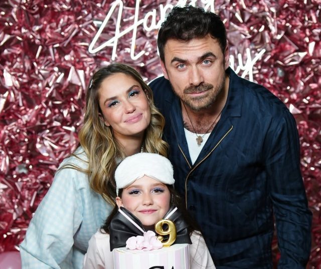    Агата Муцениеце с Павлом Дрангой и дочерью. Фото: социальные сети