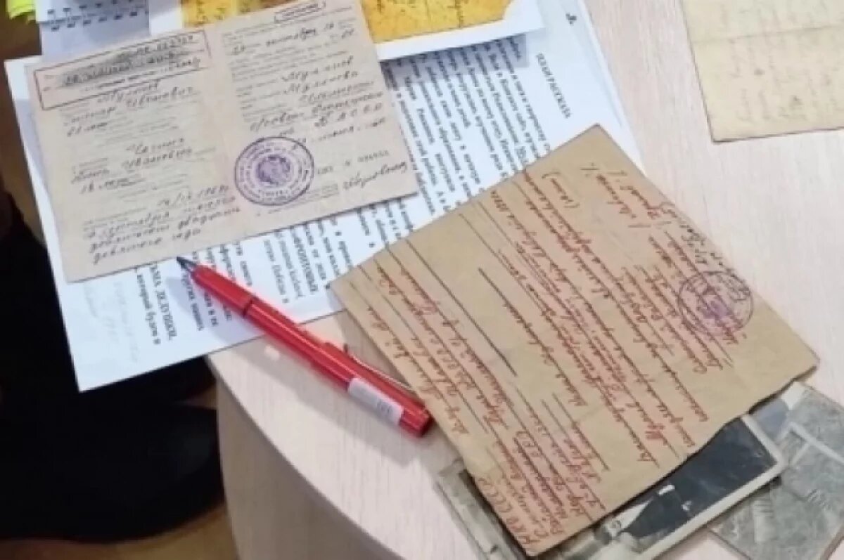    Жительница Олонецкого района Людмила Куттуева хранит письма своего деда с фронта.