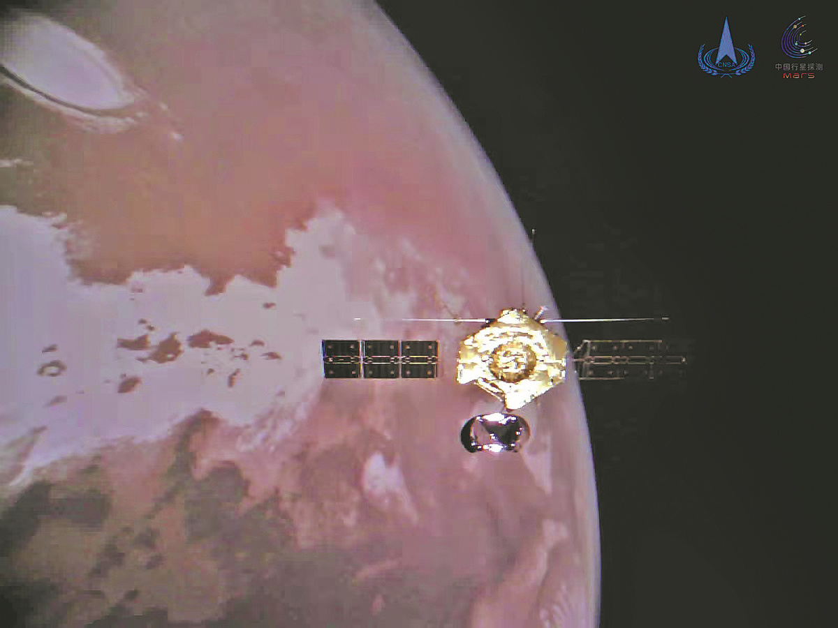 
На фотографии, опубликованной Китайским национальным космическим управлением 1 января 2022 года, показан орбитальный аппарат «Тяньвэнь-1», вращающийся вокруг Марса. Изображение передано на Землю самим аппаратом.